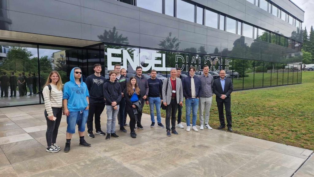 Študenti strojništva na VŠPI so v Linzu obiskali podjetje Engel Avstrija...