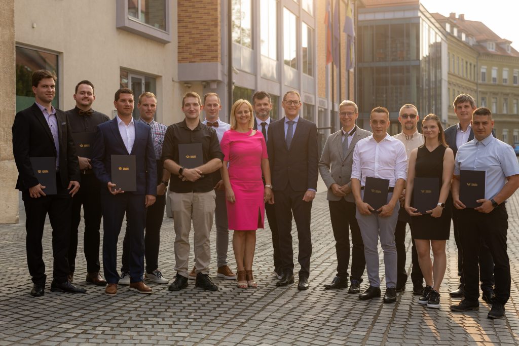 V Pokrajinskem muzeju Celje je potekala svečana podelitev diplom novi diplomantki in diplomantom strojništva.